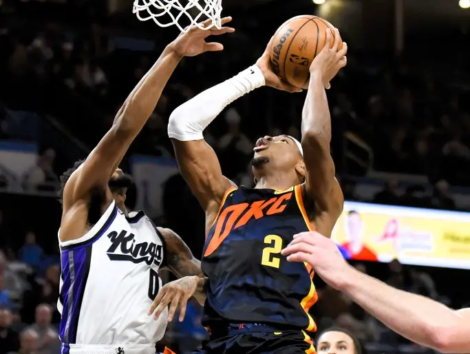 ▲Shai Gilgeous-Alexander突破國王多人防守，照樣能取分。（圖／美聯社／達志影像）
