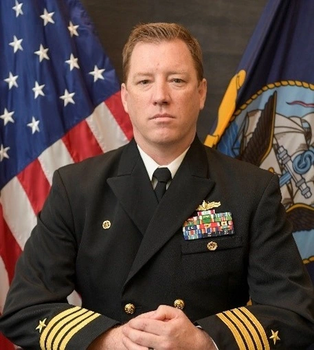 此次被解職的第2驅逐艦中隊指揮官，美國海軍上校威廉·麥考馬克·哈金斯。  圖 : 翻攝自騰訊網