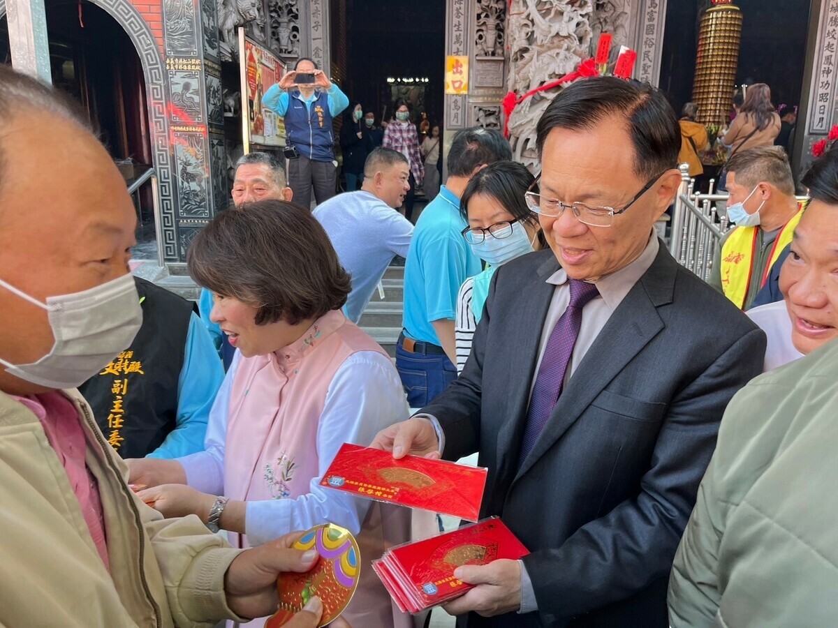 張啟楷初二在嘉義市文財殿巧遇嘉義市長黃敏惠，併一起發紅包。 圖 : 翻攝自張啟楷臉書