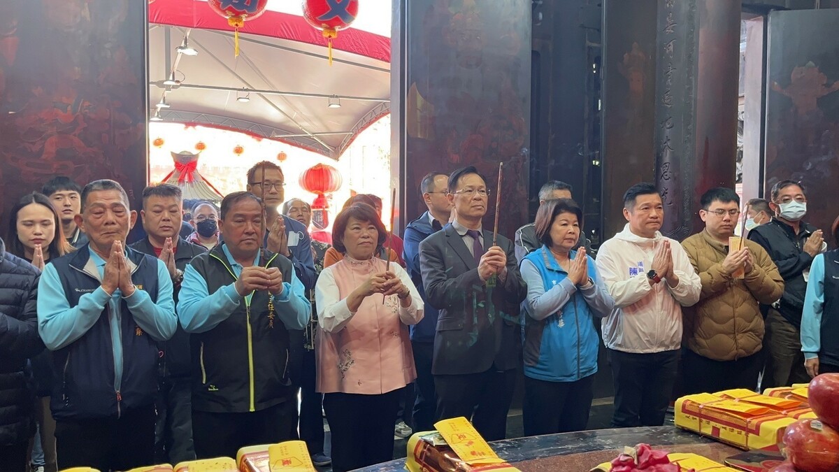 張啟楷初二在嘉義市文財殿巧遇嘉義市長黃敏惠，兩人和市議員們一起上香、並肩發放祈福的紅包和錢母 圖 : 翻攝自張啟楷臉書