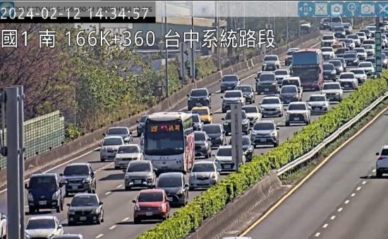 初三下午國道事故不少，造成車流阻塞。 圖：高公局／提供