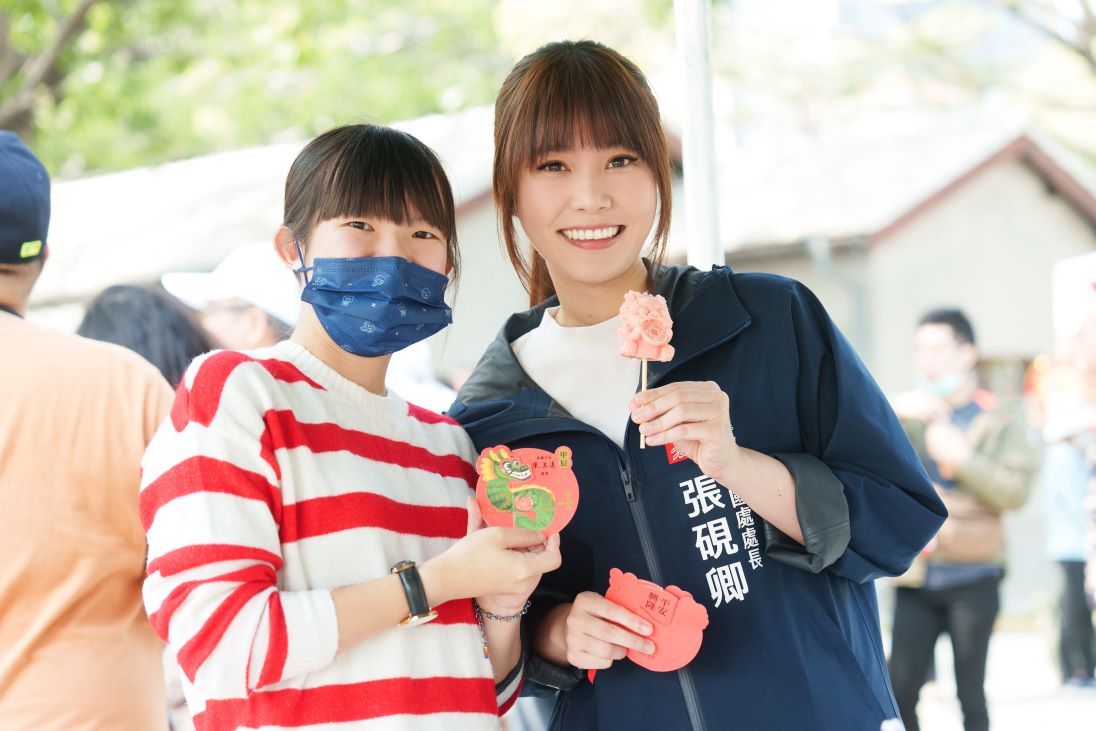張硯卿(右)到場發送龍年小紅包，表達市府對香港朋友的關心及支持。 圖：高雄市行國處/提供