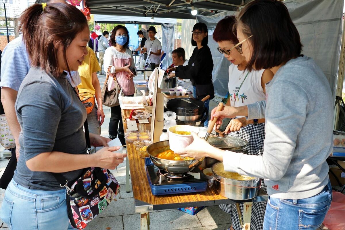 香港經典美食大受歡迎，香港攤主忙備料補貨。 圖：高雄市行國處/提供