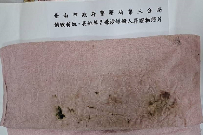 台南市警方8日獲報在安南區一處公園沙堆找到一具女嬰遺體，循線拘提女嬰生母及其同居男友到案法辦，並查扣相關證物。 圖：中央社提供