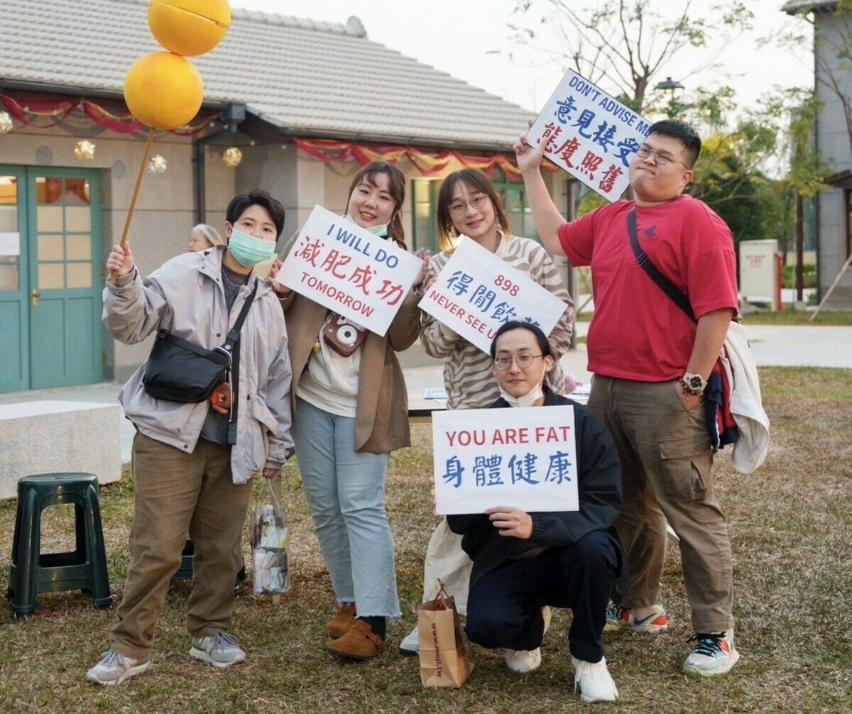 港式幽默手舉牌。 圖：高雄市行國處/提供