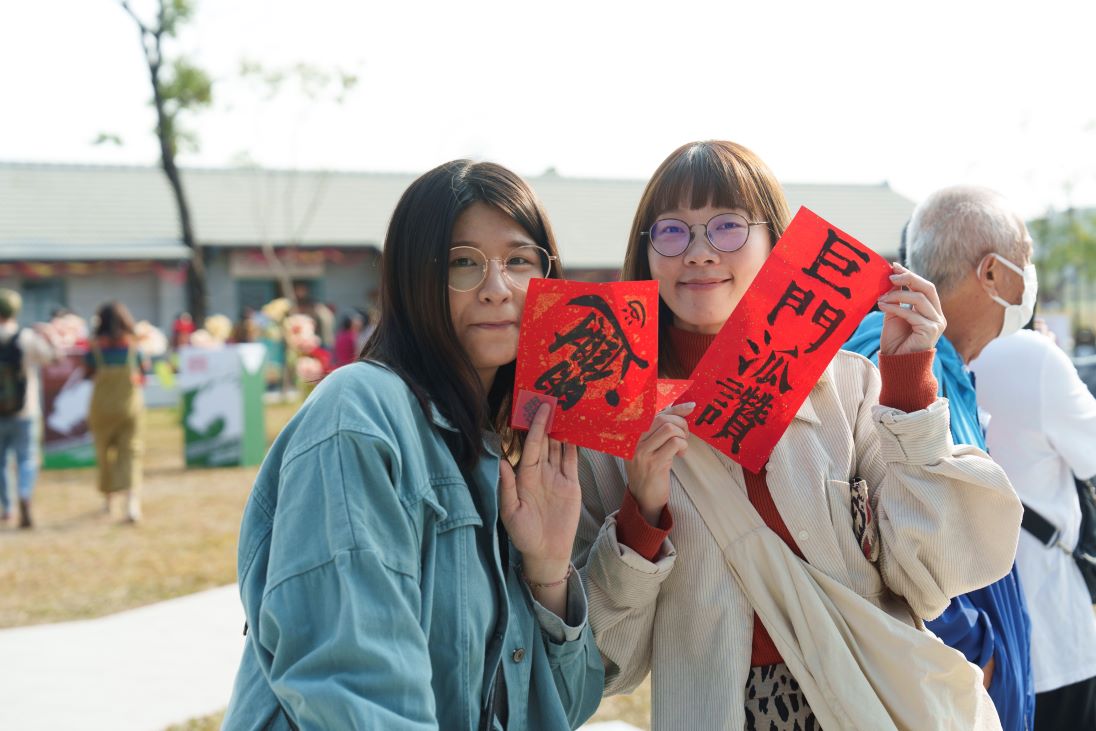 應景的春聯揮毫及藝術手繪。 圖：高雄市行國處/提供