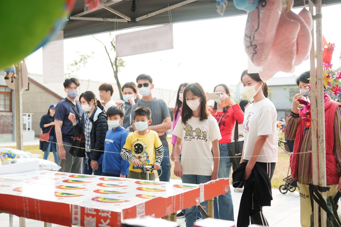 掉彩虹遊戲看似簡單，實際體驗不容易。 圖：高雄市行國處/提供