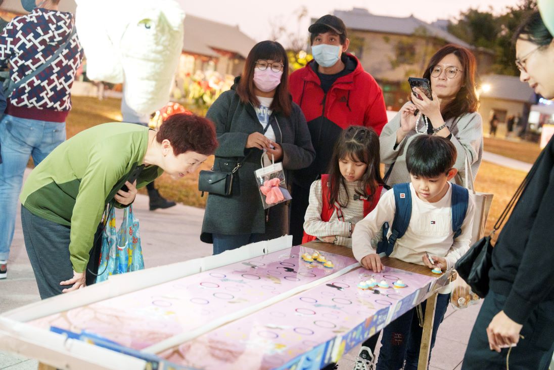 小朋友挑戰推冰壺遊戲。 圖：高雄市行國處/提供
