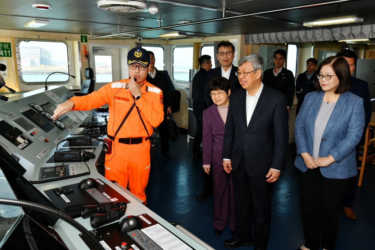 院長一行前往新竹艦駕駛臺視察，由艦艇駕駛介紹水炮系統、航儀系統及操控系統。 圖：行政院提供
