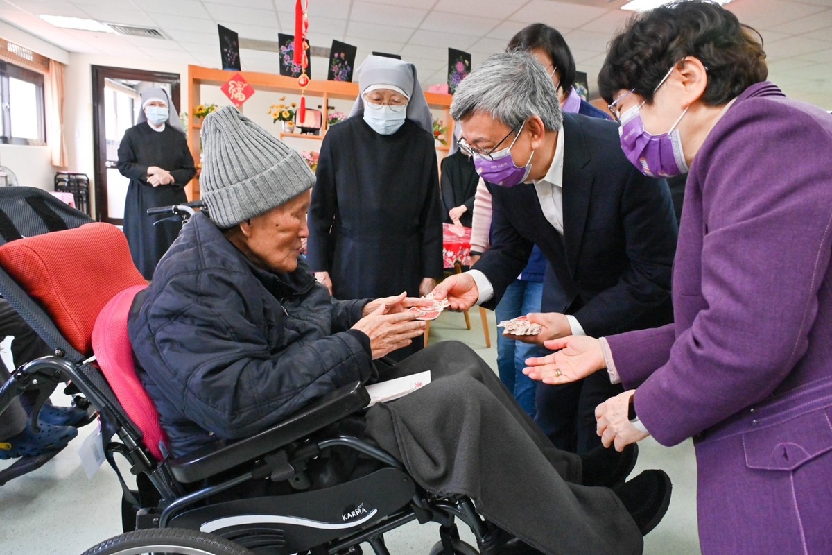陳建仁（右二）指出，台灣將於2026年邁入超高齡社會，為讓更多高齡長者獲得妥善照顧，因此政府積極推動長照2.0政策。 圖：行政院／提供