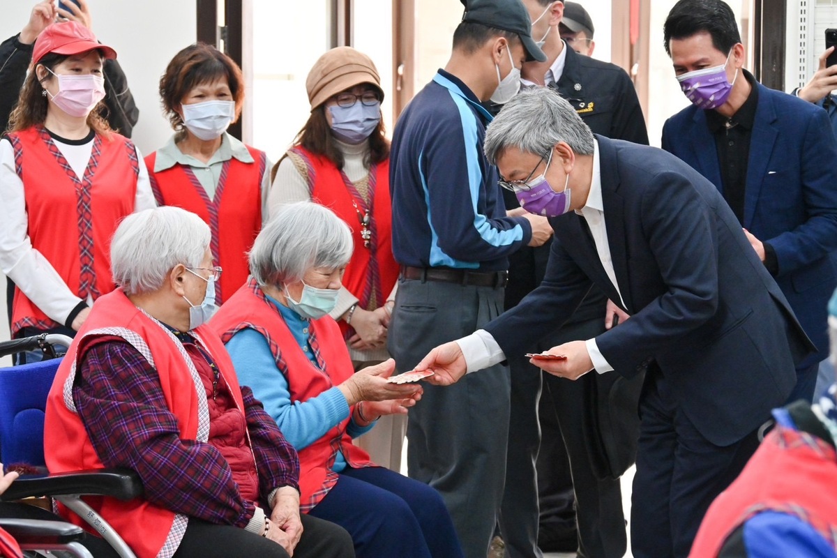 陳建仁表示長照2.0政策，目前服務人數已接近49萬人、服務涵蓋率近79%、服務據點已達1萬3354處。 圖：行政院／提供