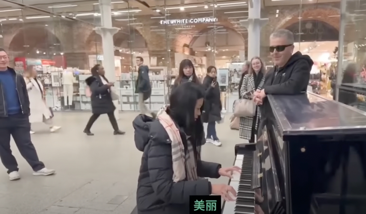 近日一名台灣人出現在卡瓦納的影片中，獻奏一曲傳遞台灣民族認同的歌謠《望春風》，讓一旁的卡瓦納直呼「真是太美了」。 圖：擷自YT「Dr K Boogie Woogie」