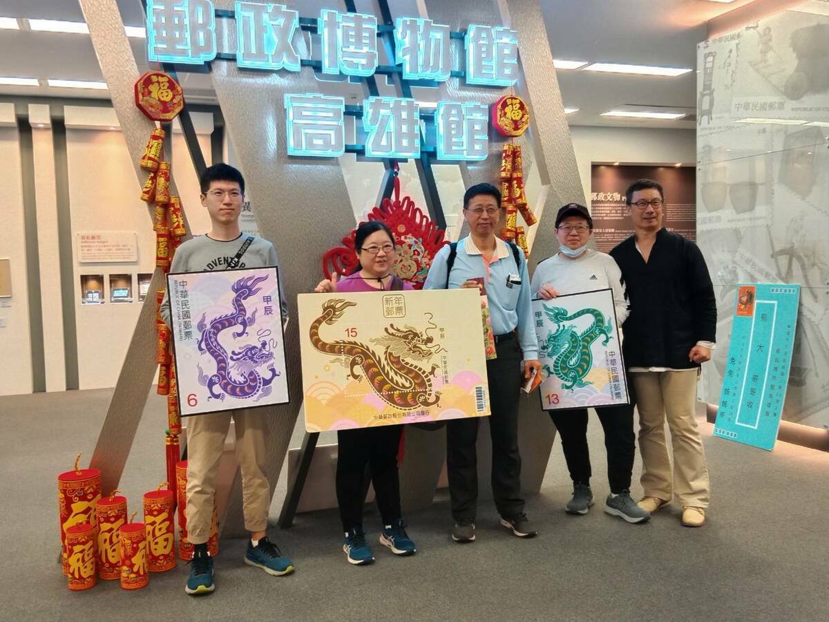 鄭勝治(右一)與來自台中的蔡家人合影。 圖：孫家銘攝