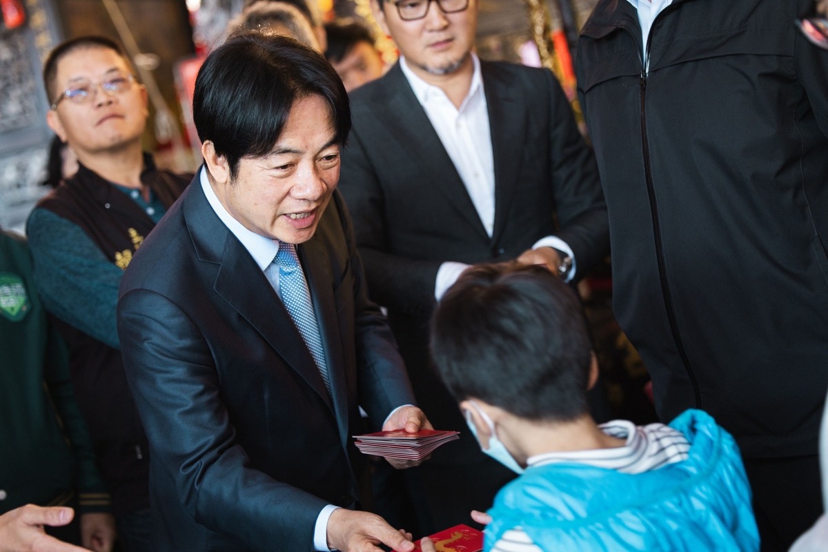 賴清德向小朋友發放福袋。 圖：翻攝賴清德臉書