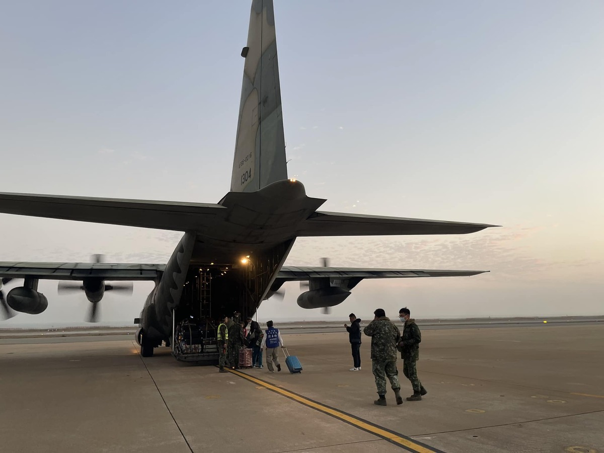 國防部也加派3架軍機接駁，第一架軍機預計在下午3時30分起飛。 圖：取自陳玉珍臉書