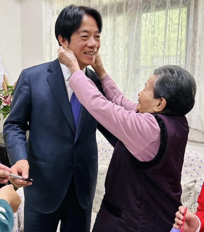 92歲阿嬤看到賴清德相當開心，還捏起他兩邊的耳垂直呼，「這個耳垂就是有福氣啦」。 圖：翻攝自潘孟安臉書