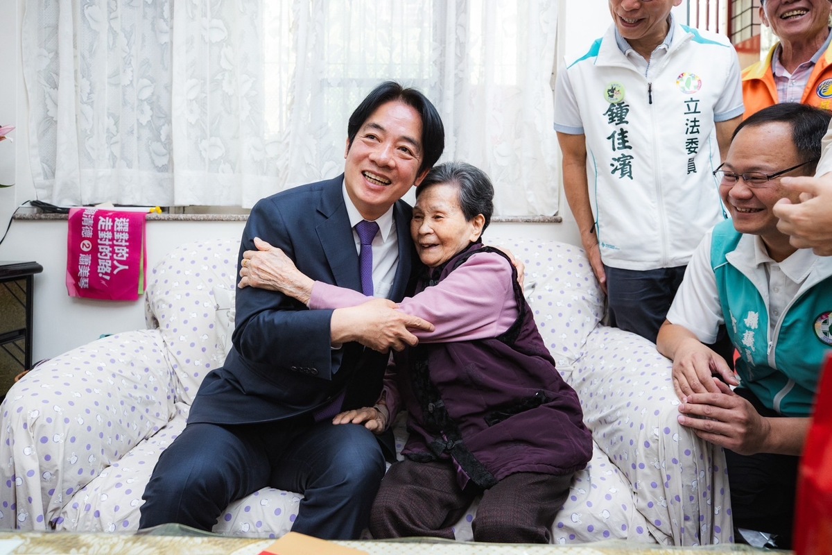 賴清德在大年初五驚喜拜訪92歲超級粉絲一家人。 圖：民進黨提供