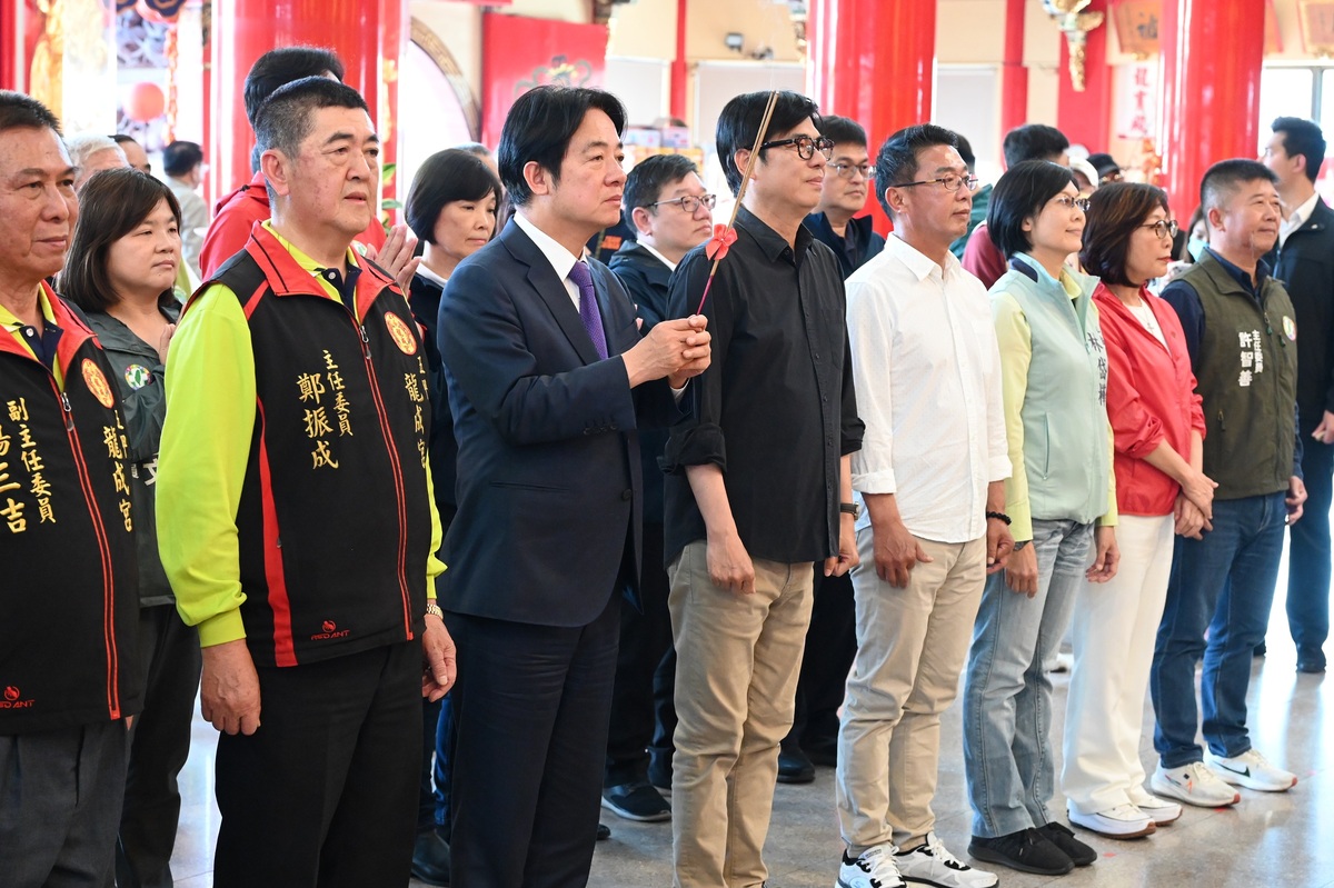 陳其邁(左四)陪同賴清德前往五甲龍成宮參香。 圖：高雄市政府/提供