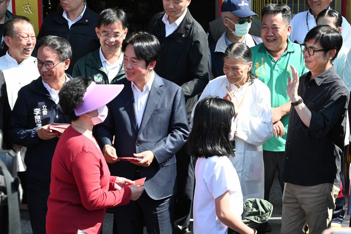 賴清德(左三)至覆鼎金道德院發放福袋。 圖：高雄市政府/提供
