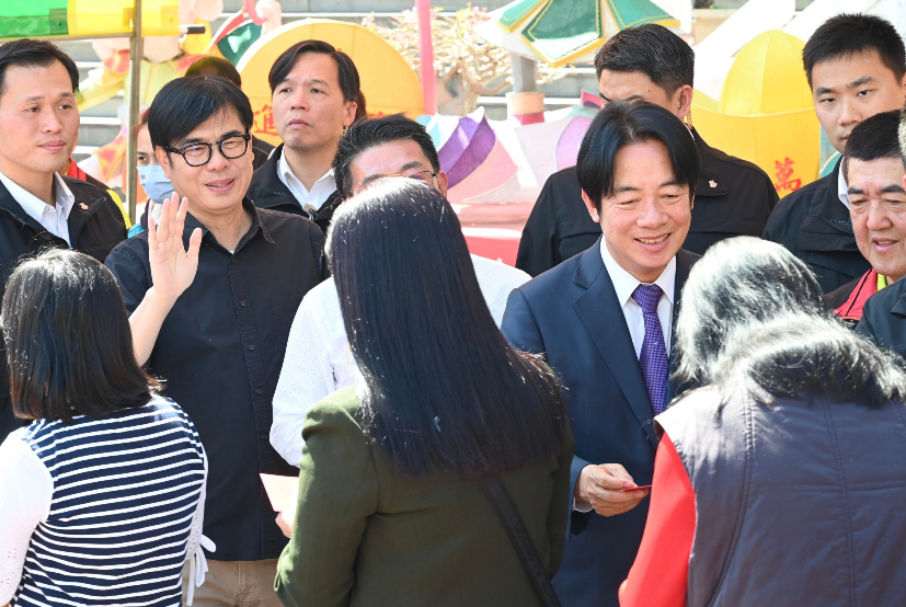 賴清德在陳其邁、許智傑等人陪同下，前往五甲龍成宮參香、發放福袋。 圖：高雄市政府提供