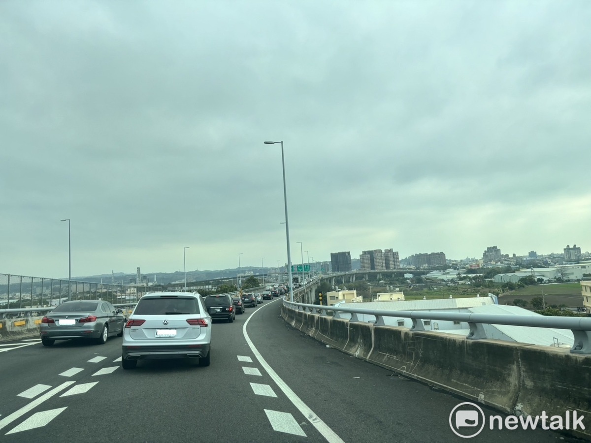 北返車潮昨(13)日白天就開始湧現，還有駕駛從晚上9時從高雄出發塞到今(14)日凌晨只在台中。 圖：林冠妤／攝（資料照）