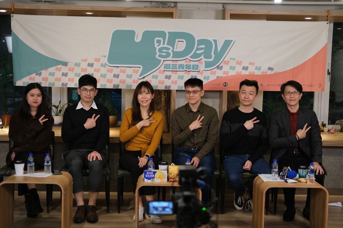 Y’s Day「週三青年日」舉辦第40場活動「與陰影共存的青春--青年為什麼不快樂？」舞台上由左至右為林芯羽、簡靖維、曾心怡、陳方隅、張家齊、董思齊。 圖：Y’s Day「週三青年日」提供