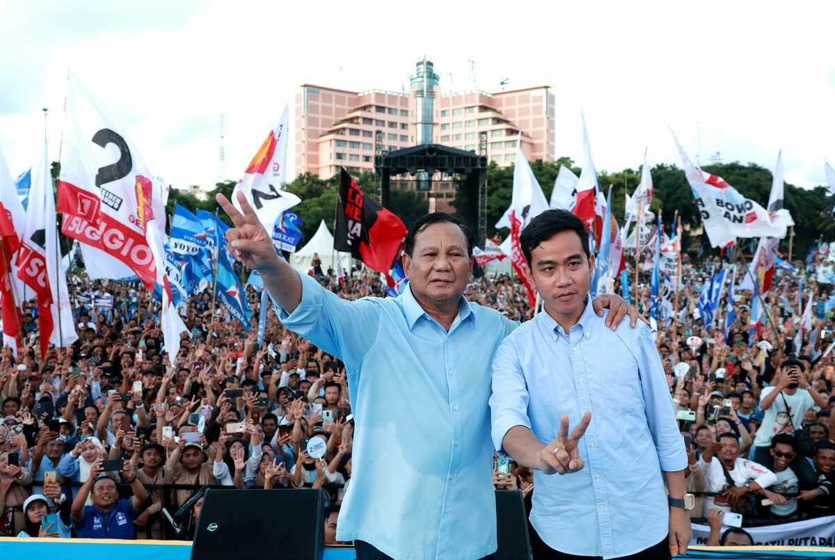 印尼國防部長普拉伯沃（前排左起）與現任總統長子吉伯朗搭檔參選正副總統，拿下近6成支持，已經自行宣布勝選。 圖：翻攝自普拉伯沃臉書