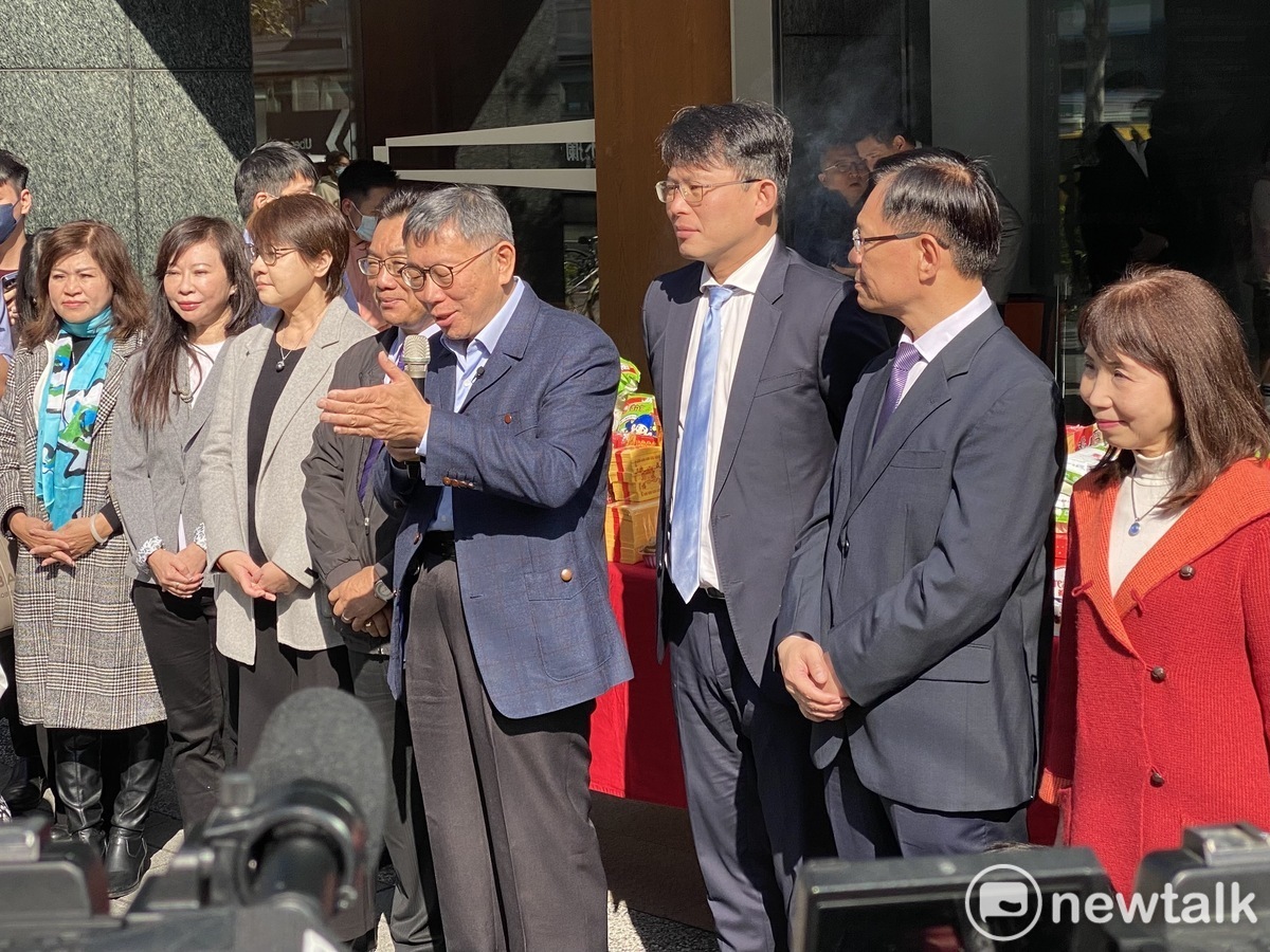 民眾黨主席柯文哲率黨團立委新春團拜。 圖：周煊惠 / 攝