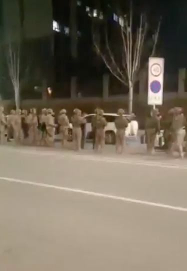 針對這起疑點重重的嚴重槍擊案，網上陰謀論四起，有說法稱為一退休，或遭開除武警所為。 圖：取自「X」@whyyoutouzhele
