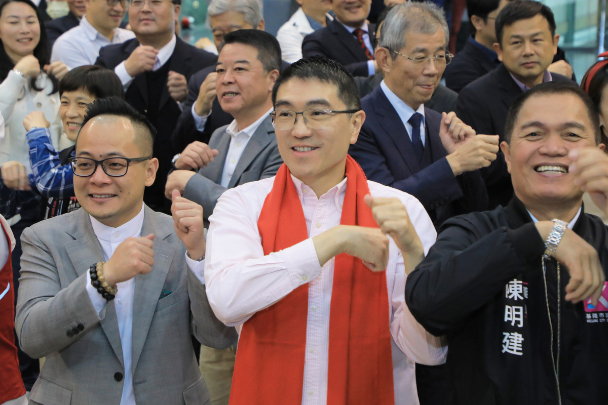 民進黨基隆市議會黨團出示音檔，指控謝國樑市長（中）動員家族企業二信集團連署罷免議長童子瑋（左）。 圖：取自基隆市政府官網（資料照）