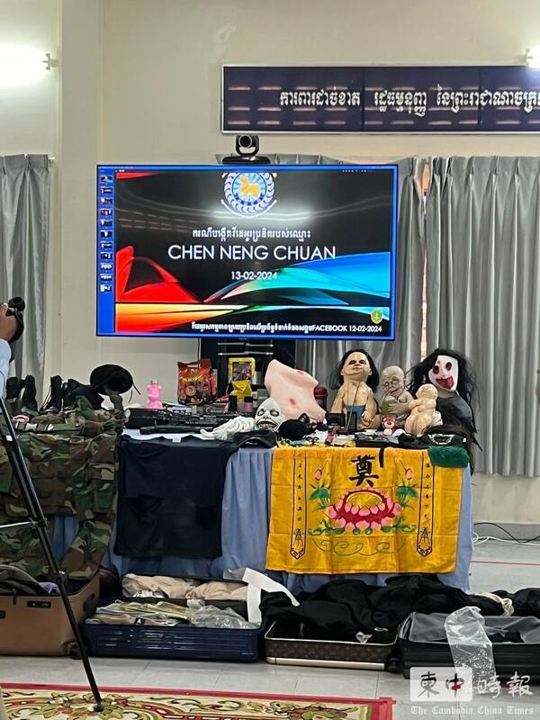 西哈努克省警察局於今日下午召開記者會，警方在現場展示了「晚安小雞」持有的鬼臉面具、衣服、軍裝、假槍、理髮器，以及用來冒充鮮血的紅色液體等工具。 圖：翻攝自柬中時報