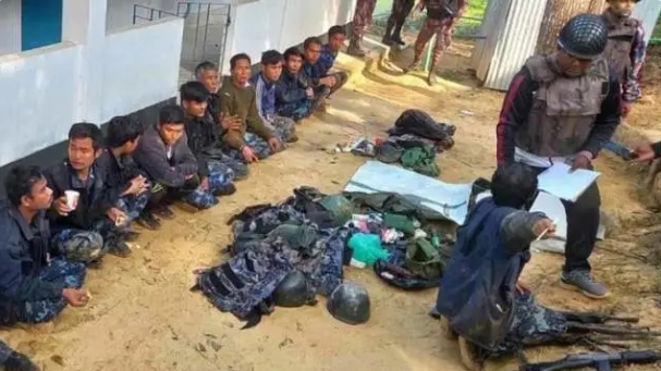 因戰敗逃到孟加拉的緬軍，被孟加拉軍隊繳械。 圖 : 翻攝自唐駁虎
