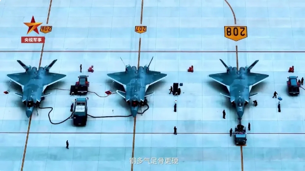 解放軍為殲-20進行補給。 圖 : 翻攝自央視軍事