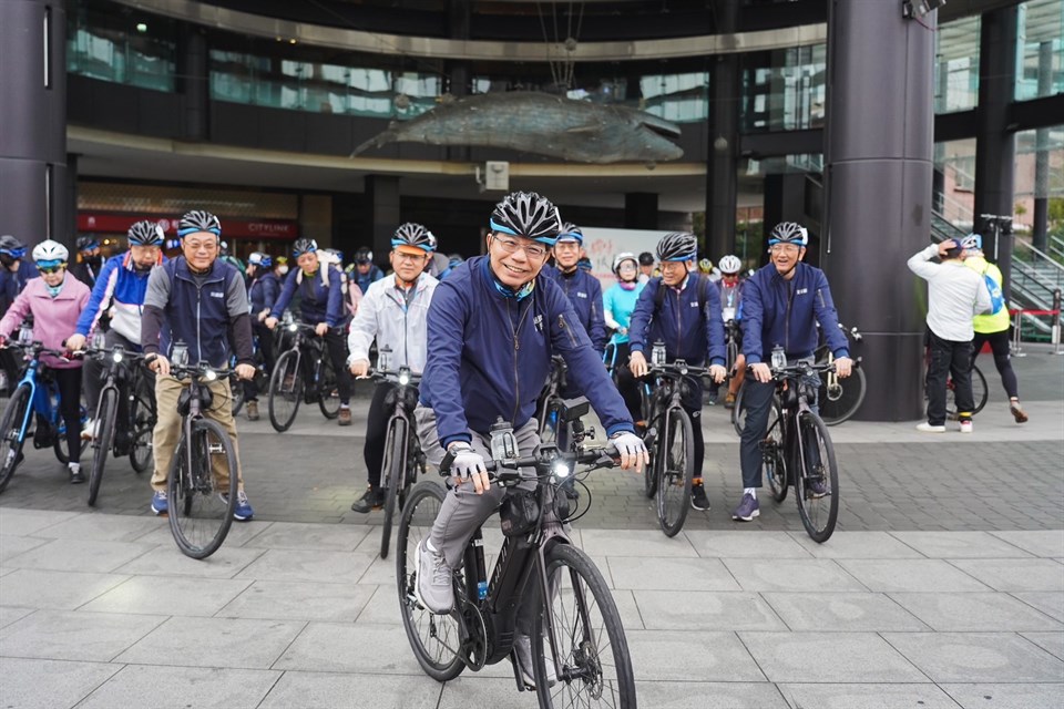 為全面體檢自行車道建設及探訪地方觀光產業發展，交通部長王國材與部內同仁，於今(16)日以接力方式進行自行車環島。 圖：交通部觀光署／提供
