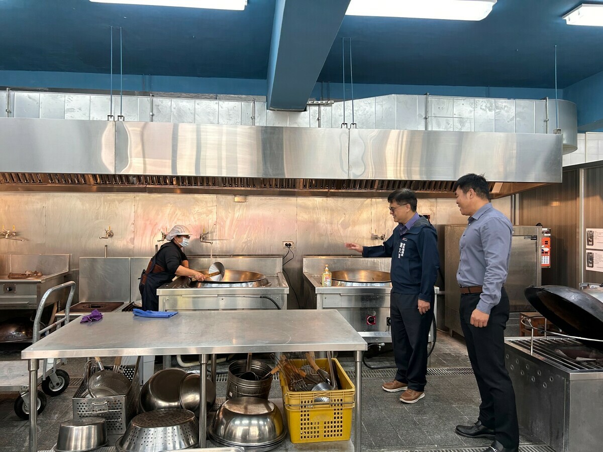 謝文斌(右二)視察田寮國中中央廚房。 圖：高雄市教育局/提供