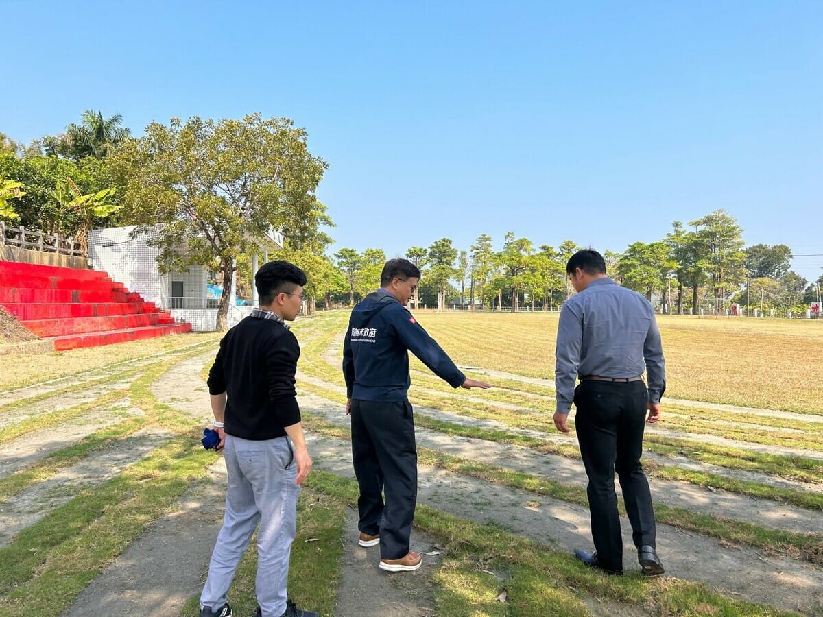 謝文斌(中)關心校園環境。 圖：高雄市教育局/提供