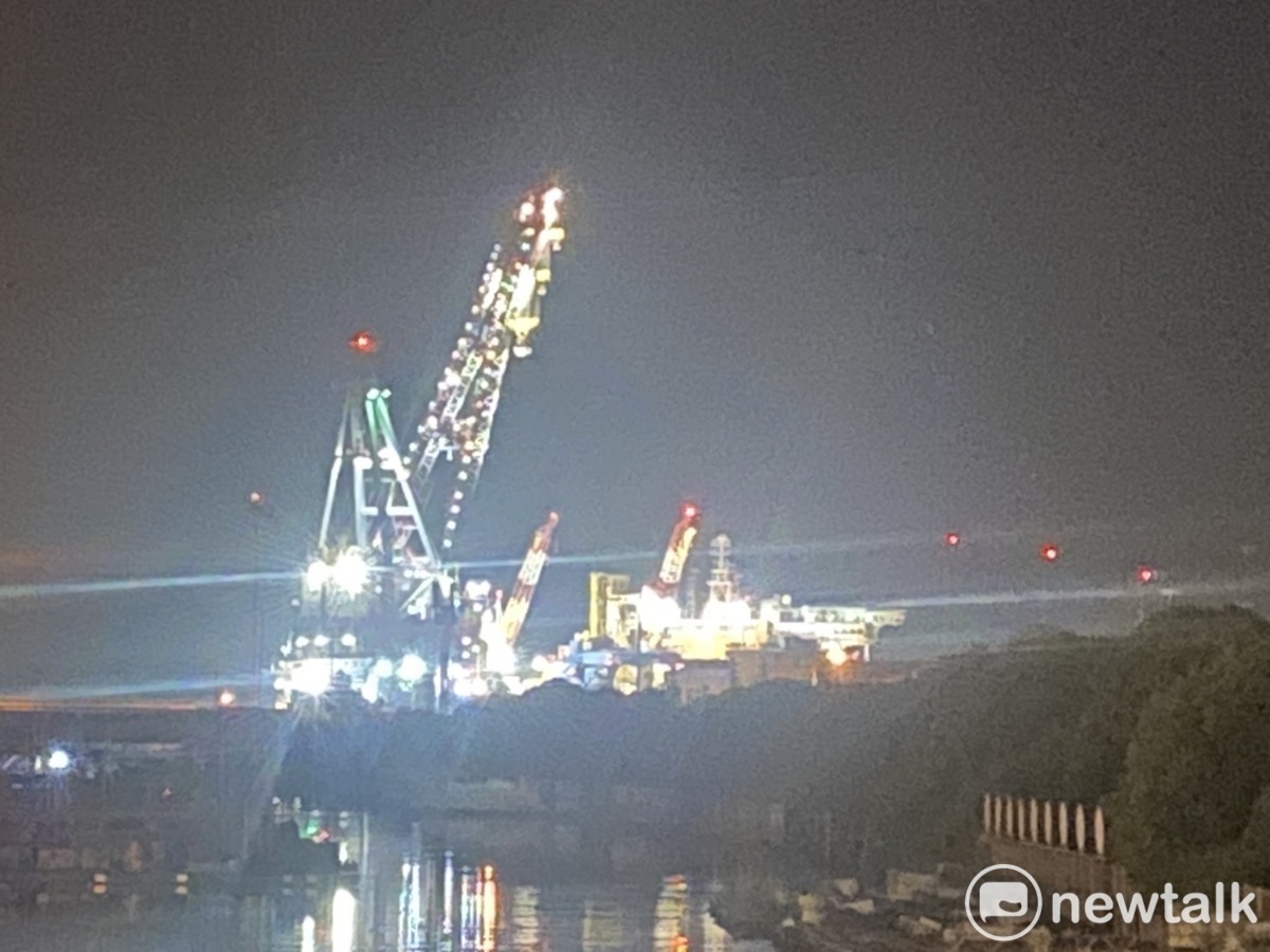 搭乘台灣燈會接駁車行經環港道路 遊客大讚安平港夜景媲美燈會