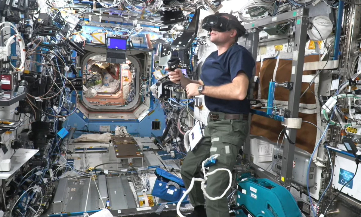 安德里亞斯·莫根森（Andreas Mogensen）在國際太空站上使用 VIVE Focus 3 圖：NASA/提供