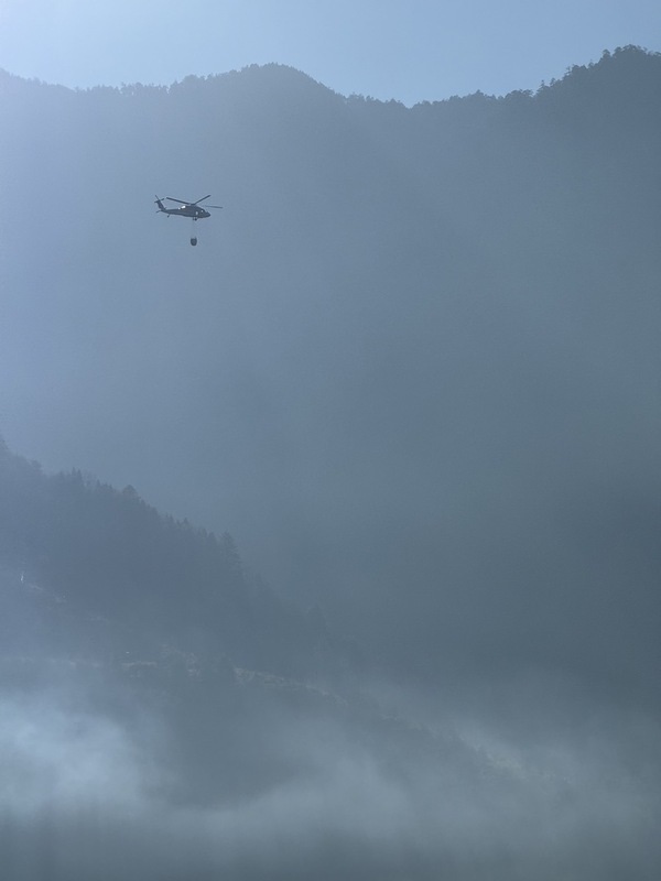 空勤直升機出動支援空中滅火。 圖：林業署台中分署／提供