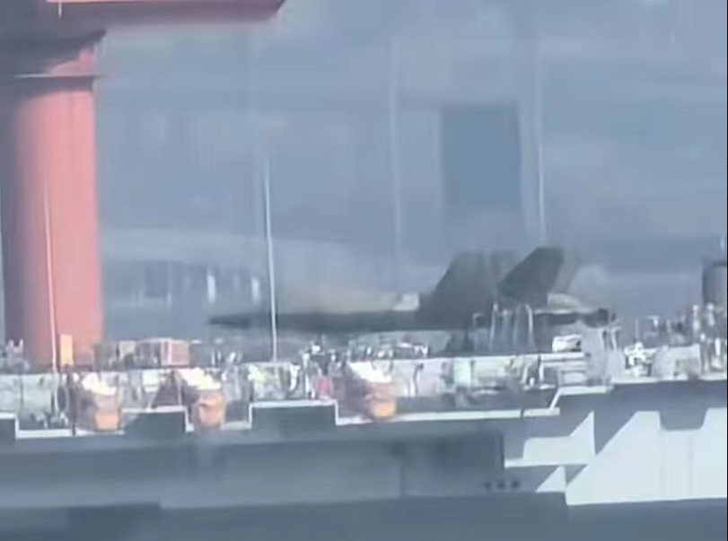 解放軍航空母艦遼寧號進廠維修，傳出將可搭載殲-35。圖為遼寧號搭載殲-35模型。 圖：翻攝自 @louischeung_hk X帳號(資料畫面)