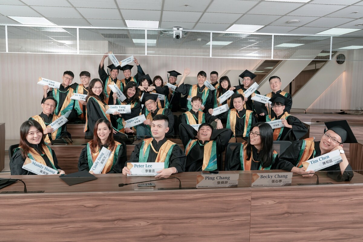 中山大學國際金融研究學院首屆畢業生。 圖：中山大學/提供