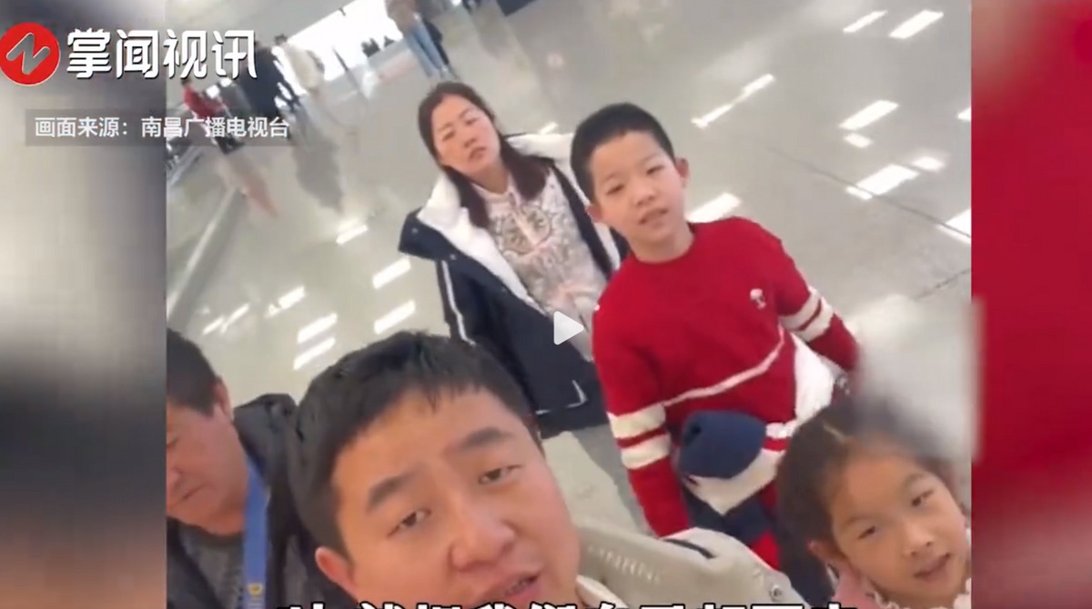 田女士一家五口在雲南麗江旅遊，卻因沒有買 5 萬人民幣的手鐲，而被當地導遊直接趕下車。 圖：翻攝自掌聞視訊