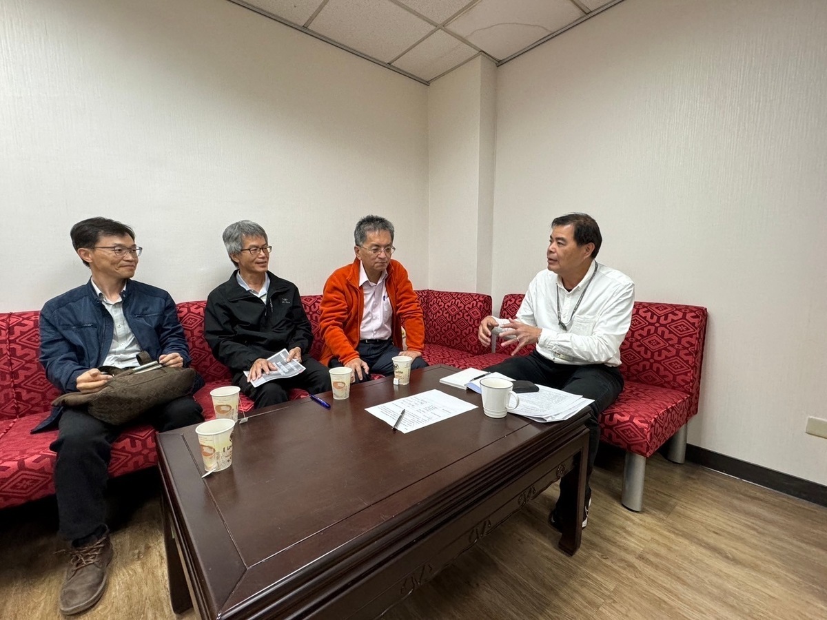 為避免芒果早花落果擴大，徐富癸辦公室召集農糧署及農業改良場共同研商。 圖：徐富癸辦公室提供