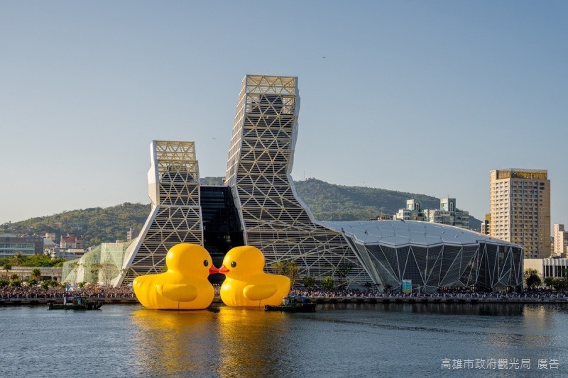 雙鴨在高流音浪塔前Kiss的珍貴畫面。 圖：高雄市觀光局/提供