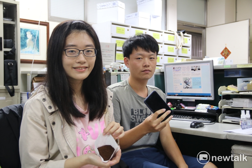 弘光科大學生劉亞忻（左）研究咖啡渣減輕重金屬汙染，林泓儒（右）研究3C廢棄物重金屬。 圖：唐復年/攝