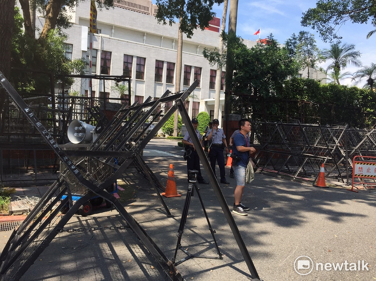 為防止反年改團體抗議影響立法院會進行，立法院22日一早即架起維安拒馬及鐵架，引發反年改團體批評是國家的悲哀。 圖：林人芳／攝