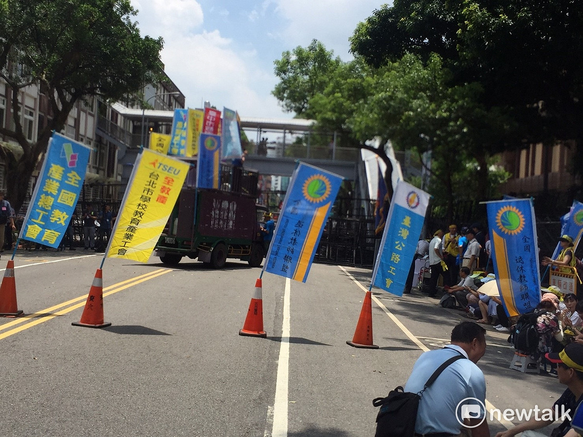 立法院臨時會院會22日進行年改3法審查，反年改團體一早即赴立法院外陳情抗議，不過到場人數並不多，但仍引發立法院啟動維安機制。 圖：林人芳／攝
