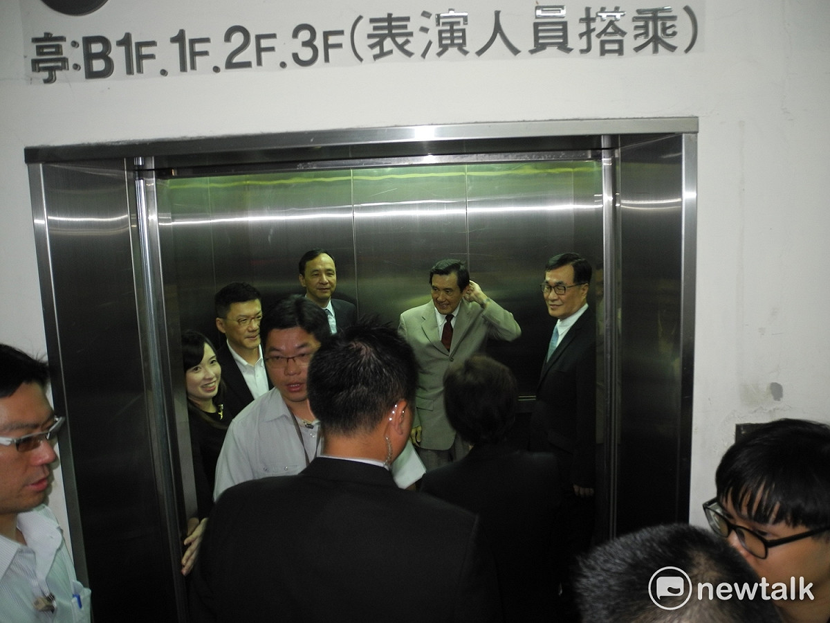 新北市長朱立倫、副市長李四川，上午在市府地下1樓停車場迎接前總統馬英九。 圖：王峻昌／攝