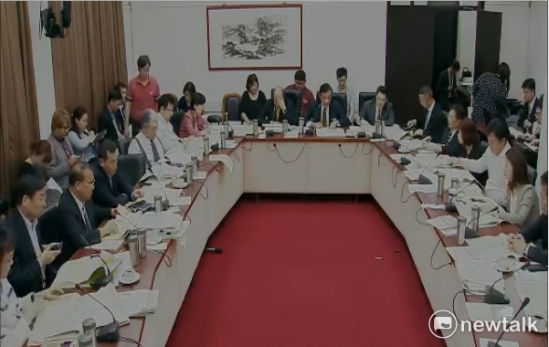 由於臨時會朝野協商破局，立法院會22日逐條處理年金改革法案，國民黨使出發言焦土政策，綠委段宜康在臉書上無奈的說，「從今天開始，臨時會都得開到半夜了」。 圖：林人芳／攝