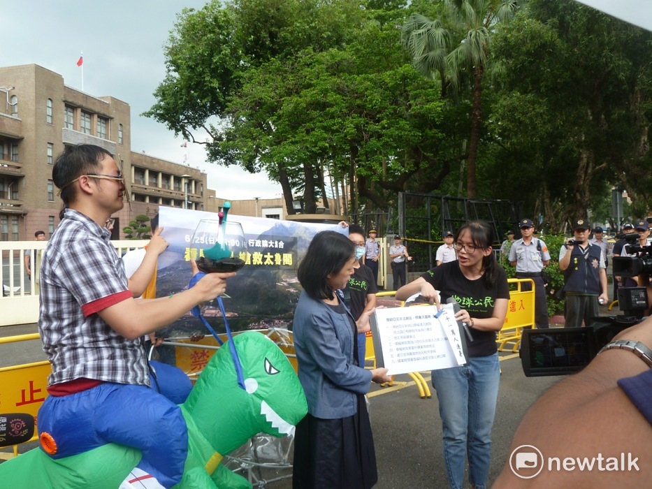 政院派出經濟能源農業處參議呂貞慧代表接下21萬人撤銷亞泥展限連署書。 圖：謝莉慧/攝